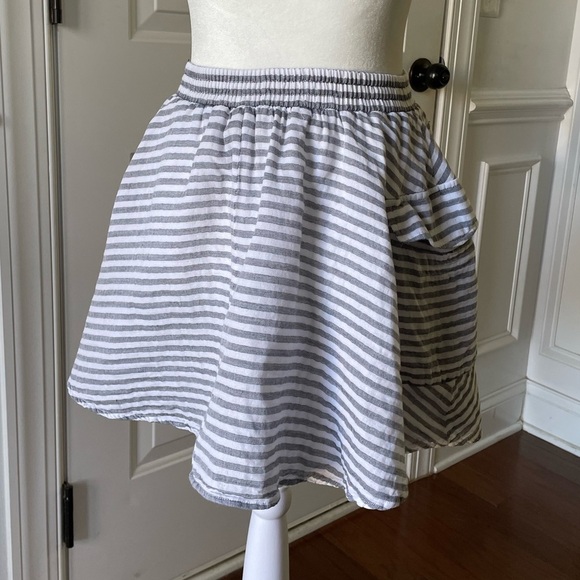 BCBGeneration Women's
Cargo A-Line Skirt Gray and White Stripped Size Small - Picture 4 of 7